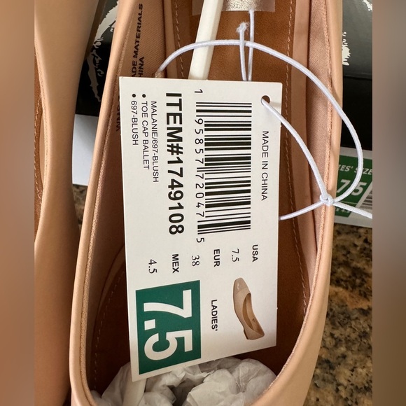 NWT and Box Dolce Vita Malanie Ladies Ballet Flats Blush Size 7.5 - Picture 2 of 14